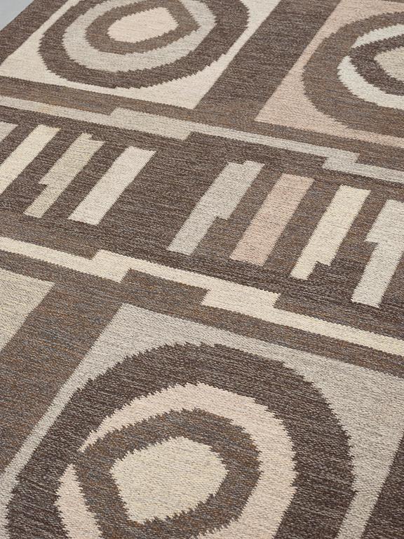 CARPET. Flat weave. 242,5 x 170,5 cm. Signed GBJ as well as a weavers signature in the form of a light blue square.