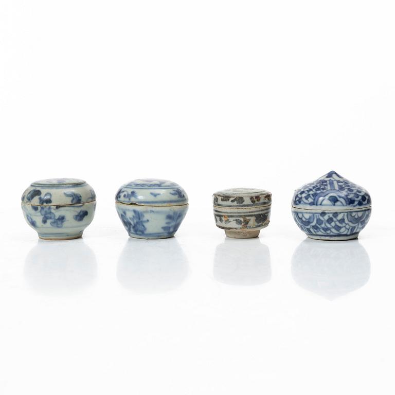 Vaser, tre stycken, askar med lock, fyra stycken samt skål, porslin, Kina, delvis Mingdynastin.