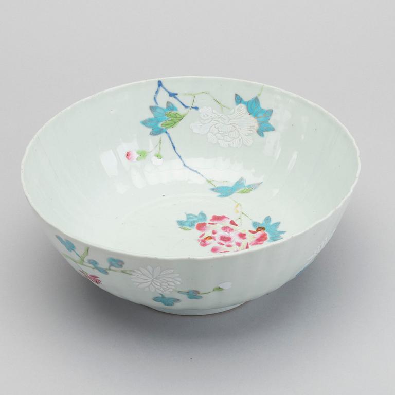 A Chinese Qianlong porcelain bowl, diameter 23 cm.