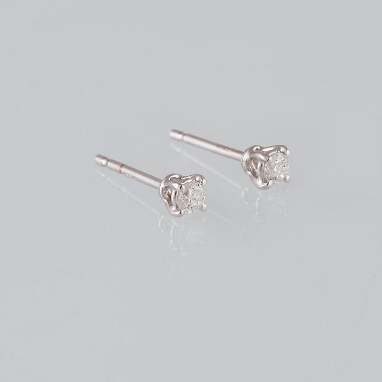ÖRHÄNGEN, 18K vitguld med briljantslipade diamanter ca 0.22 ct. Vikt 1,2 gram.