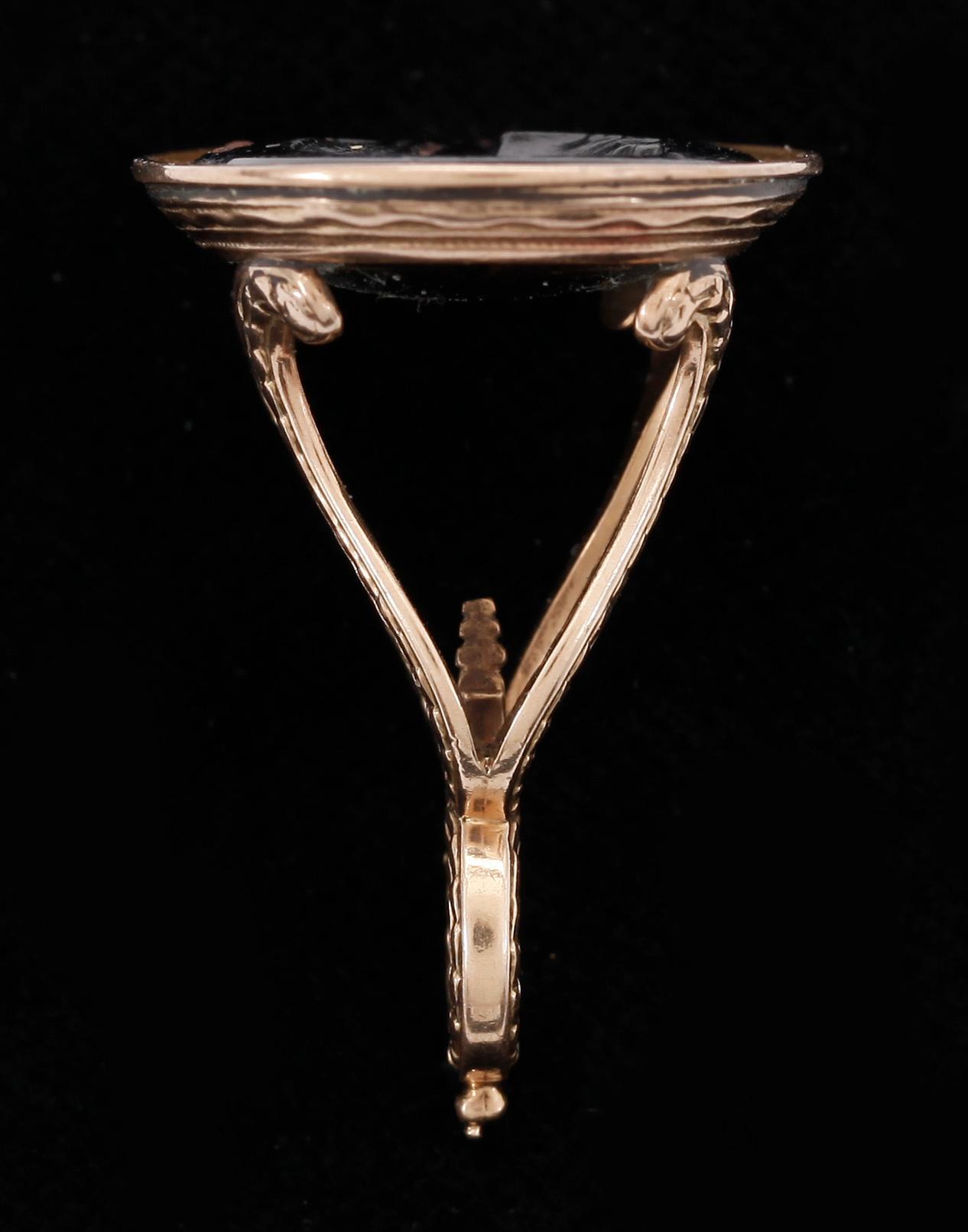PETSCHAFT, guld, intaglio av sten, 1800-tal. Tot ca 9 gram.