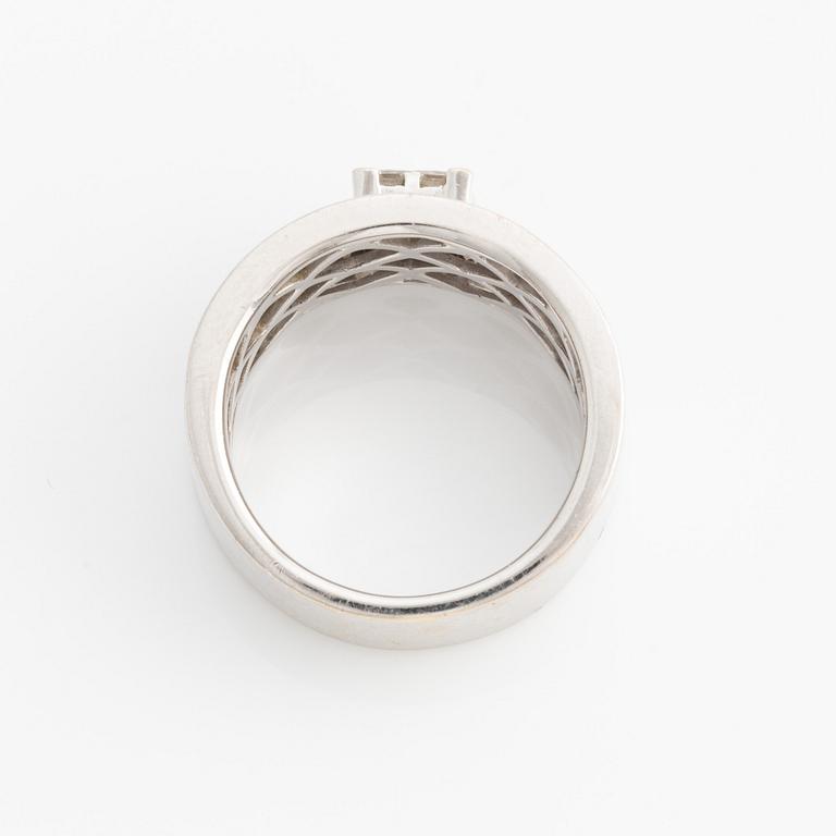 Ring, vitguld med briljant- och prinsesslipade diamanter.