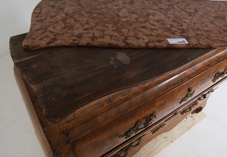 BYRÅ/SKÅPSUNDERDEL, Sydtyskland, 1700-talets mitt.
