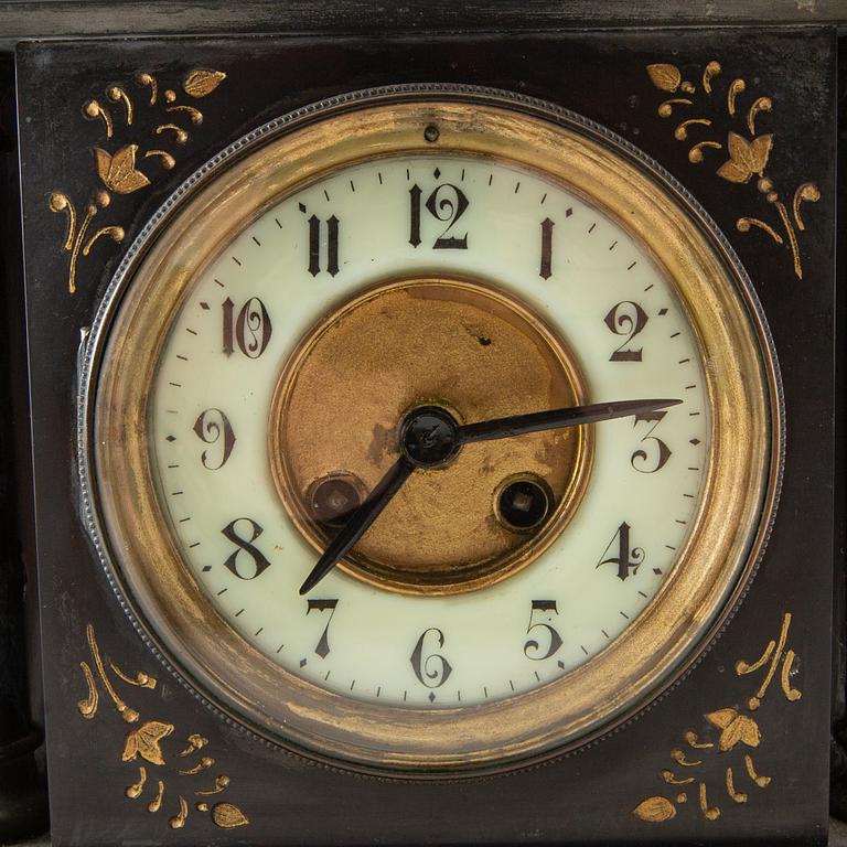 Table garniture 3 dlr early 20th century.