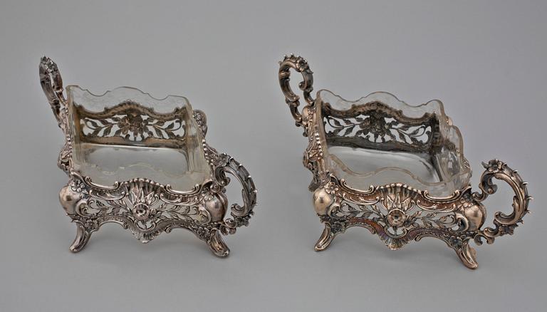 JARDINIERER, ett par, silver samt glas. Rokokostil. Gustaf Löfgren, Stockholm. 1902. Ca 740g exkl insats.