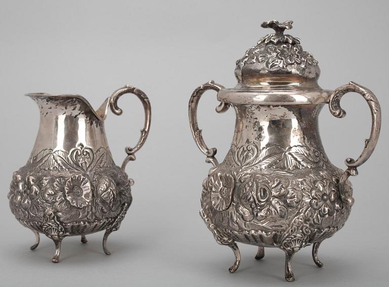 SOCKERSKÅL samt GRÄDDSNÄCKA, silver, nyrokoko, 1900-talets första hälft. Vikt 947 g.