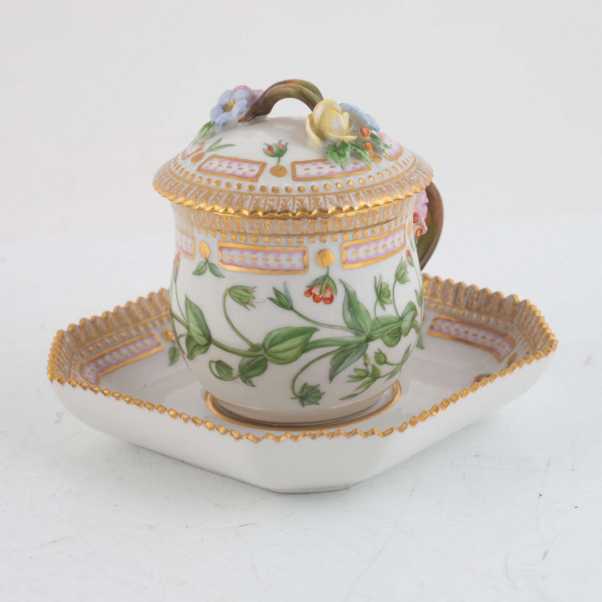 Crèmekopp med fat och lock, "Flora Danica", Royal Copenhagen, Danmark.