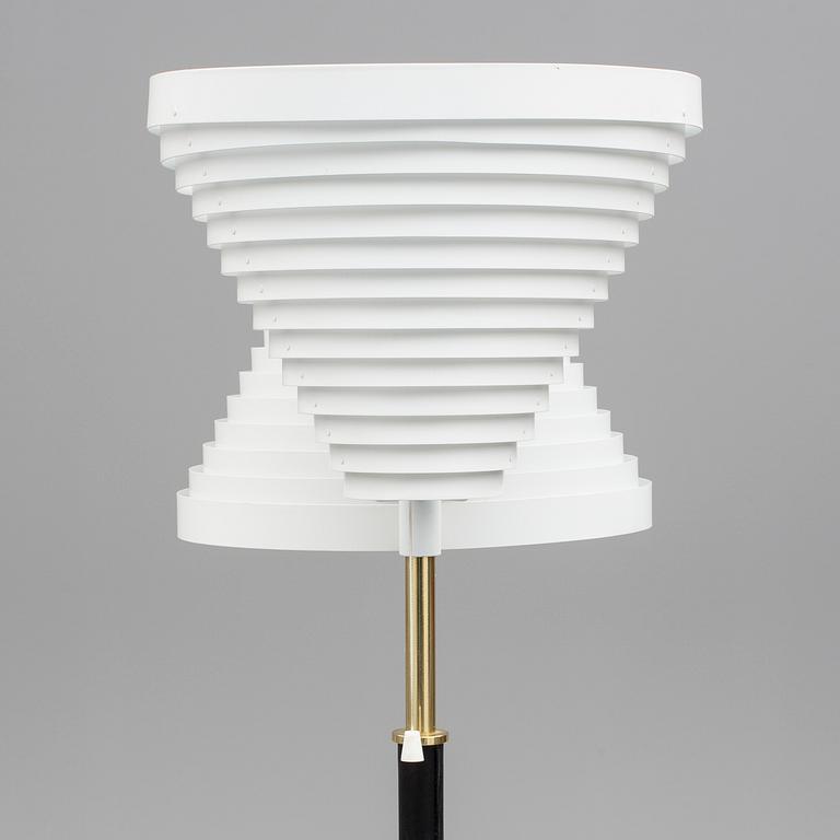 GOLVLAMPA, "modell A810", Alvar Aalto, Artek, Finland, 1900-talets andra hälft.