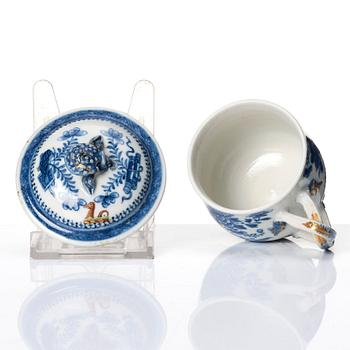 A pair of six armorial custard cups with covers, Qing dynasty, circa 1800.