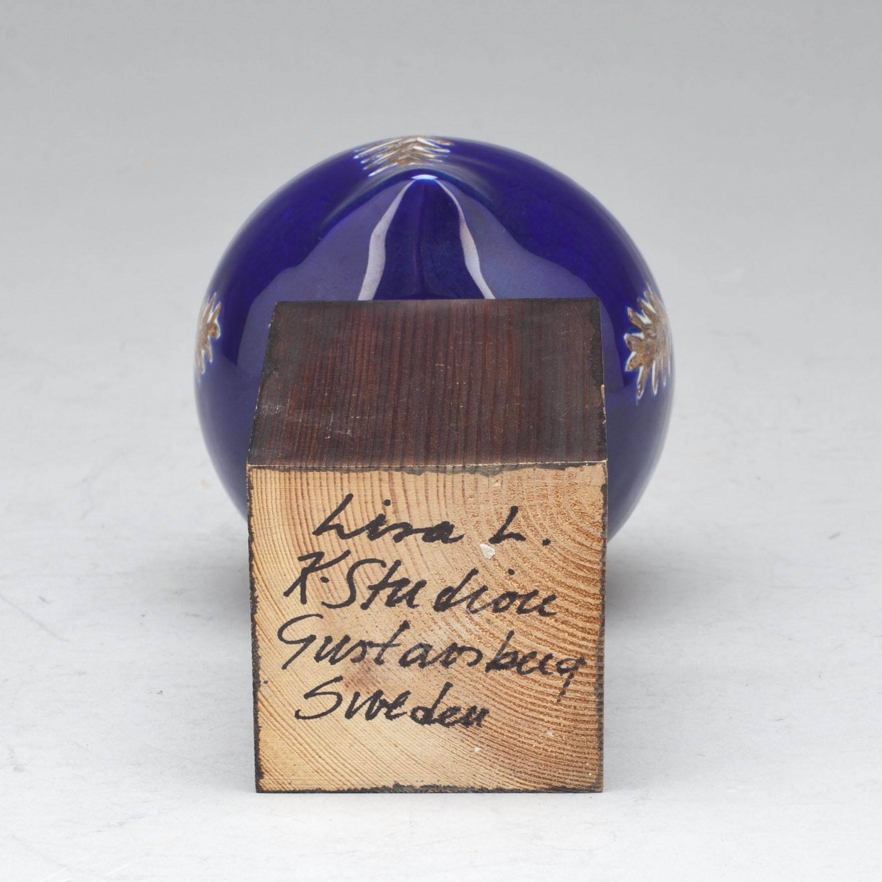 FIGURIN, stengods. Signerad Lisa Larson, Gustavsberg, 1900-talets andra hälft.