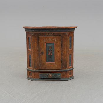 HÄNGSKÅP, allmoge 1700/1800-tal.