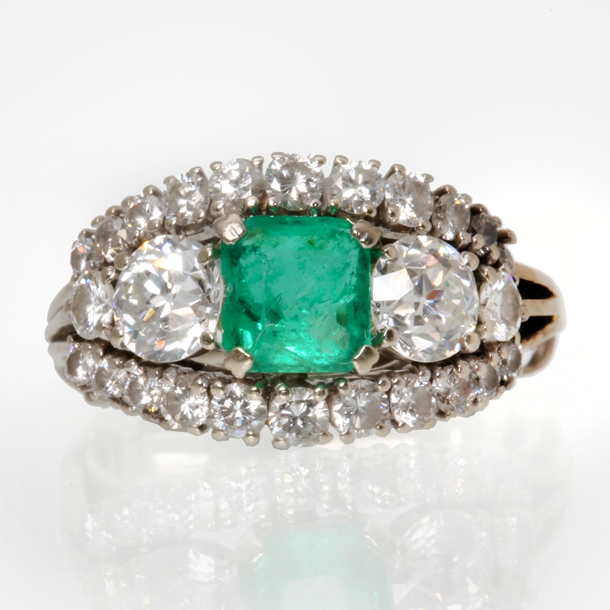 Ring 18K vitguld med 1 smaragd och gammalslipade briljanter och briljanter ca 1 ct.