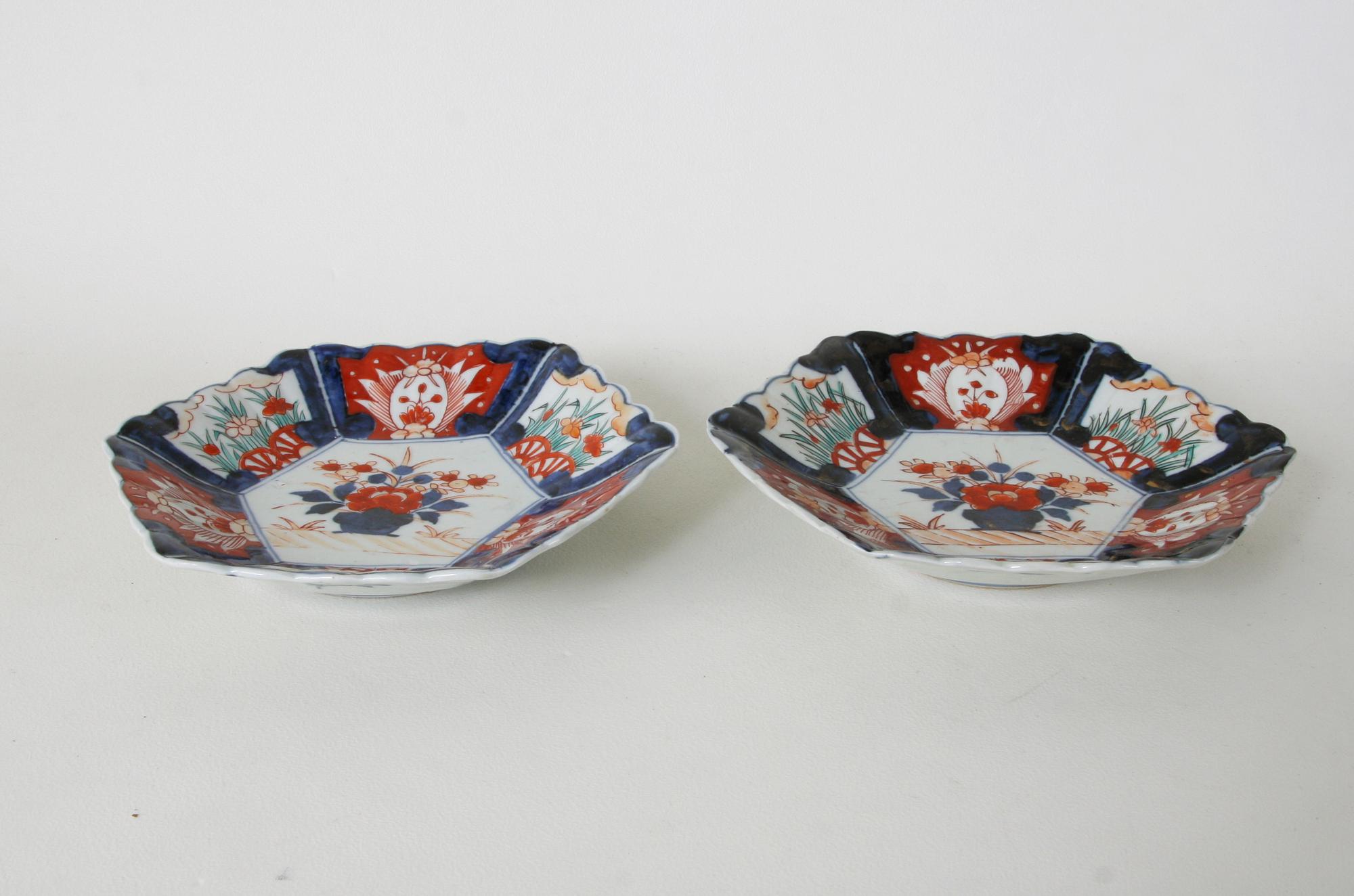 TALLRIKAR OCH SKÅLFAT, 2+2+1 delar.  Porslin. Japan, 1800-tal mm.