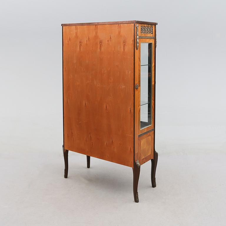 VITRINSKÅP, 1900-talets mitt.