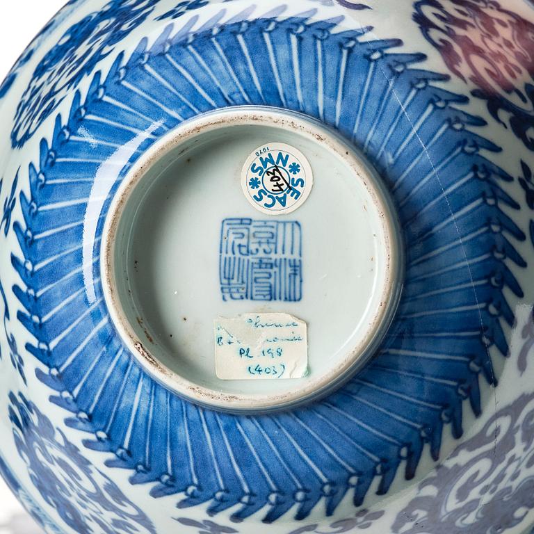 A matched pair of blue and white bowls, Qing dynasty, 19th century.