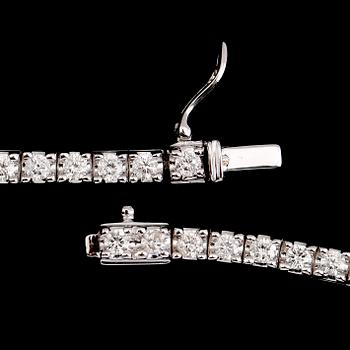 DIAMANTCOLLIER, 18 k vitguld, briljantslipade diamanter tot ca 6.10 ct.