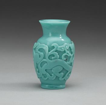 A turquoise Peking glass vase, Qing dynasty, 19th Century.