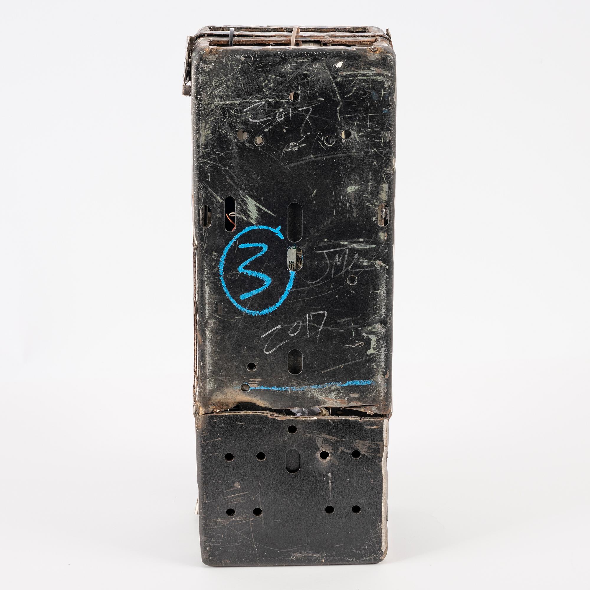 Jason Matthew Lee, hårddiskmagneter, djurfälla, modifierad betaltelefon. Utförd 2017.