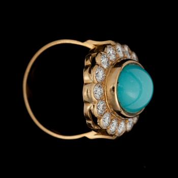 RING, cabochonslipad turkos med briljantslipade diamanter, tot. 1.90 ct.