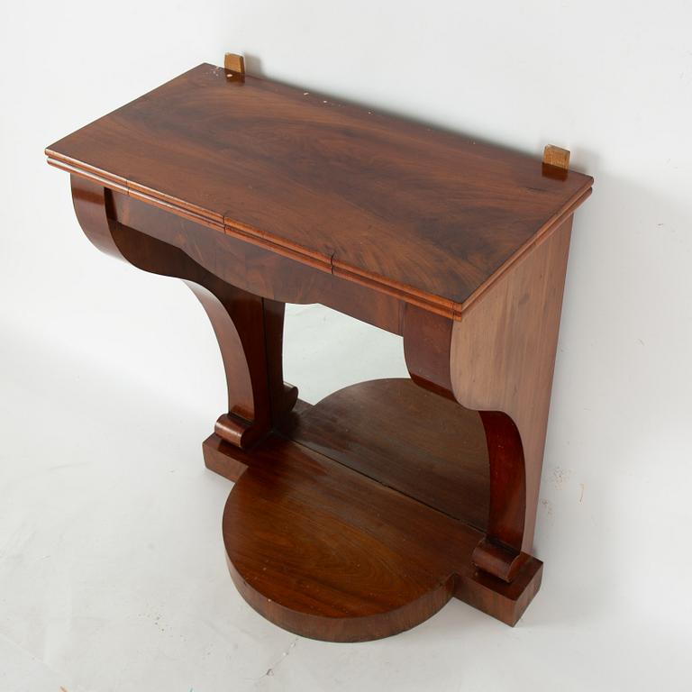 A mahogany veneered mirror with console table. First part of the 19th century.