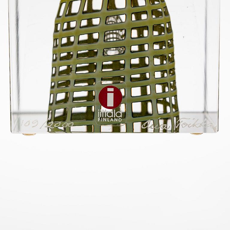 Oiva Toikka, årskub, signerad Oiva Toikka, Nuutajärvi 2002, numrerad 109/2000.