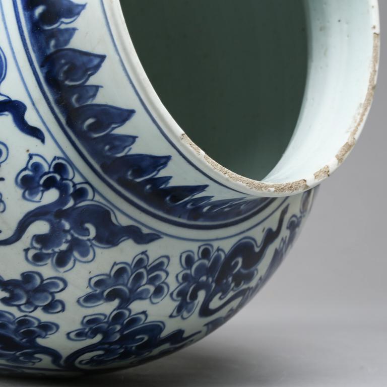 A large blue and white jar, Qing dynasty, Kangxi (1662-1722).