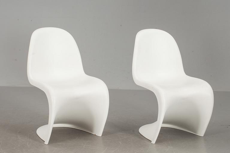 STOLAR, ett par, "Panton chair", Verner Panton för Vitra, formgivna 1960.