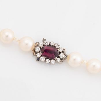 Cultured pearl necklace, clasp 18K white gold, ruby and brilliant cut diamonds.