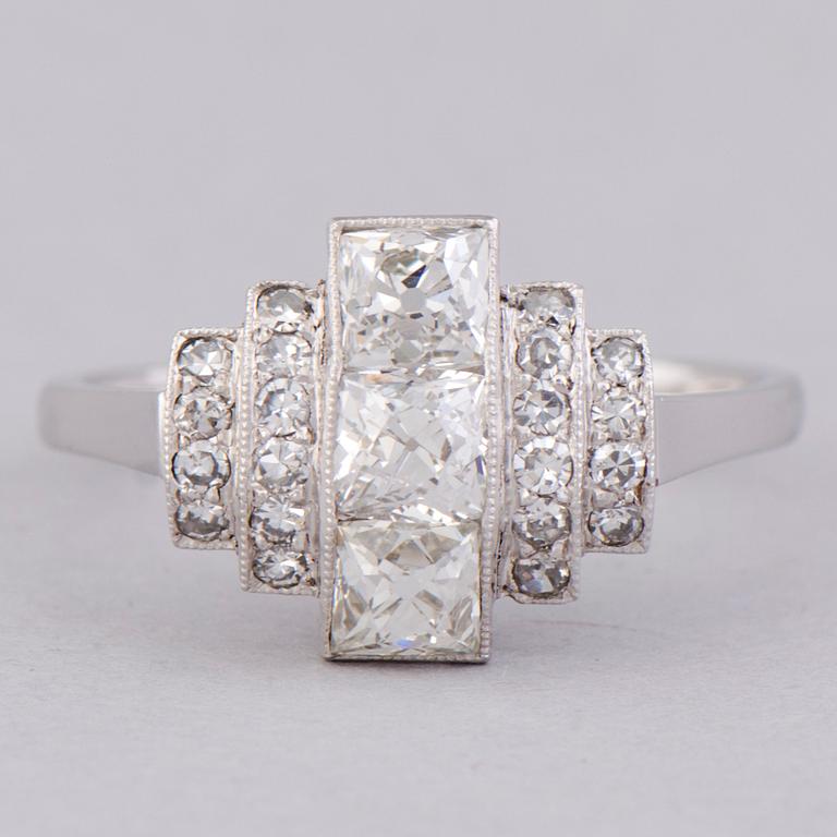 RING, Peruzzi- och åttkantslipade diamanter, platina. A. Tillander, Helsingfors.