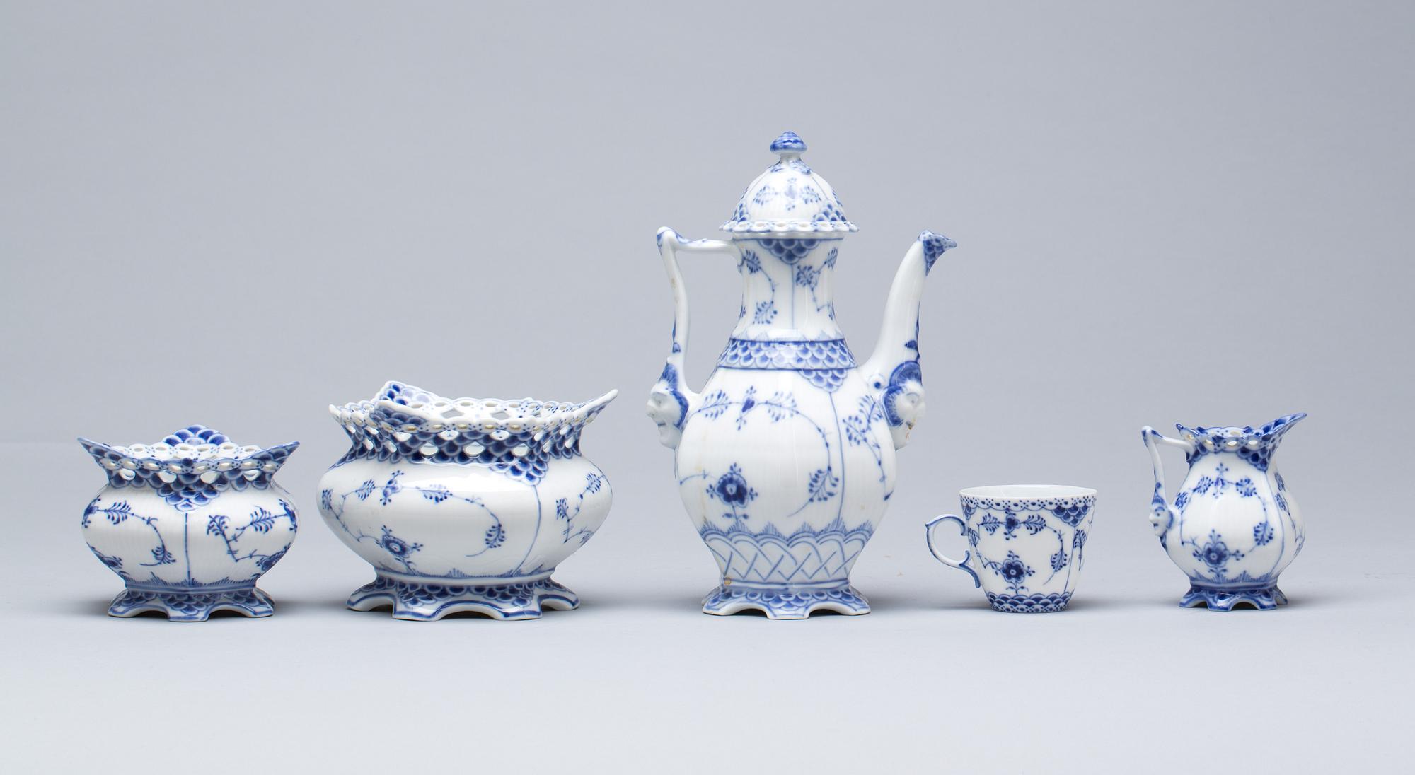SERVIS, ca 65 delar. Musselmalet. Royal Copenhagen, Danmark.