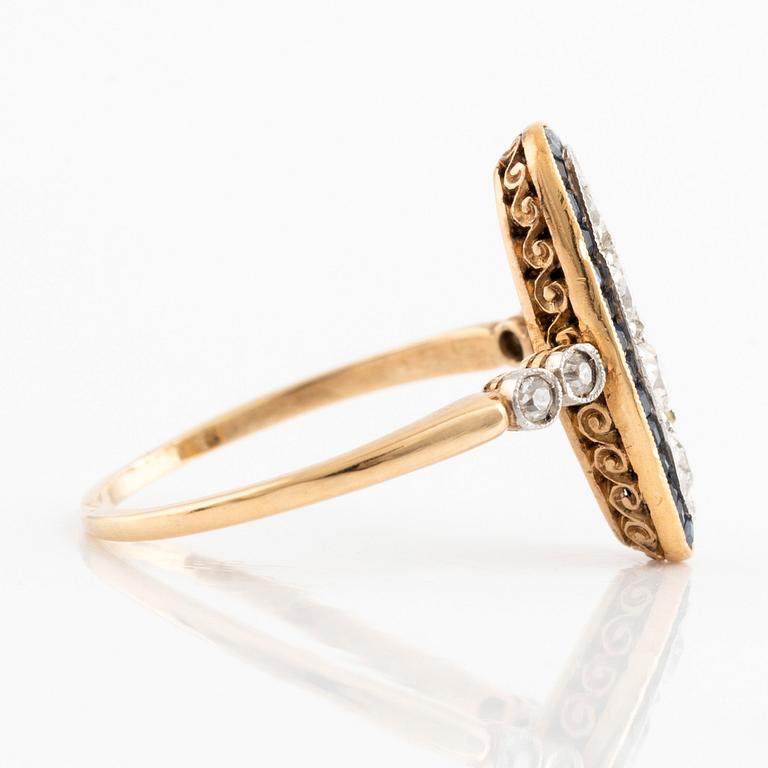 Ring 18K guld med gammalslipade diamanter och trappslipade safirer.