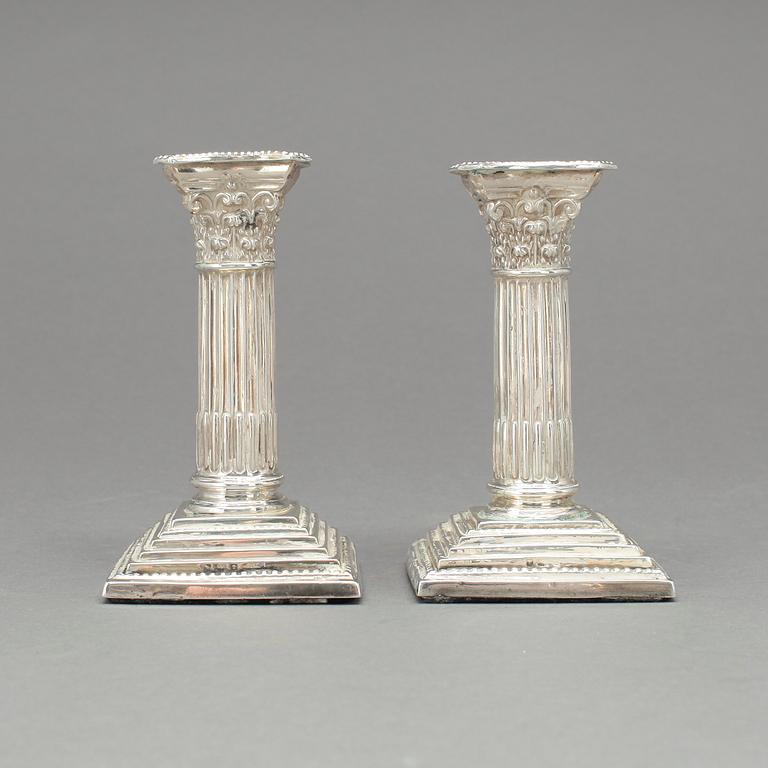 LJUSSTAKAR, ett par, silver, Birmingham, 1900.