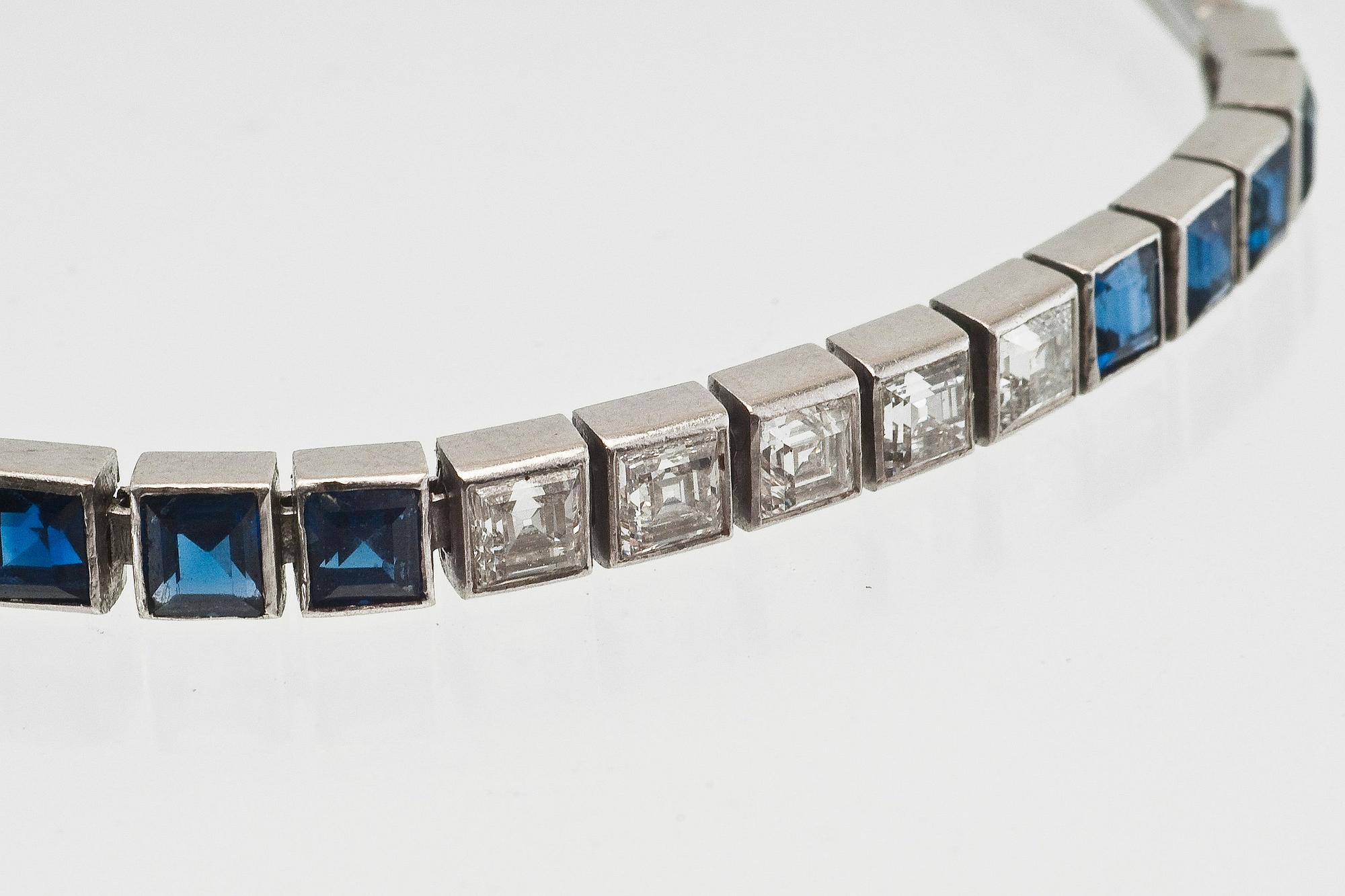 ARMBAND, fyrkantslipade diamanter 10 st. ca 3,5 ct H/VVS, safirer 15 st. ca 5,70 ct.