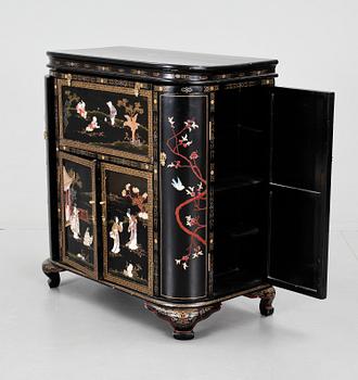 SKÅP, Kina, 1900-tal.