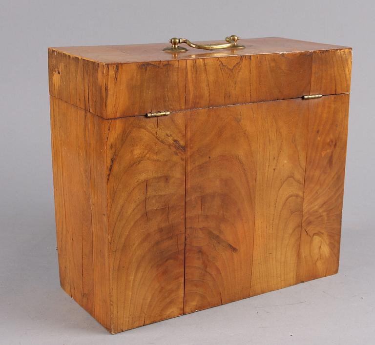 SCHATULL, för brännvinsflaskor, 1800-tal.