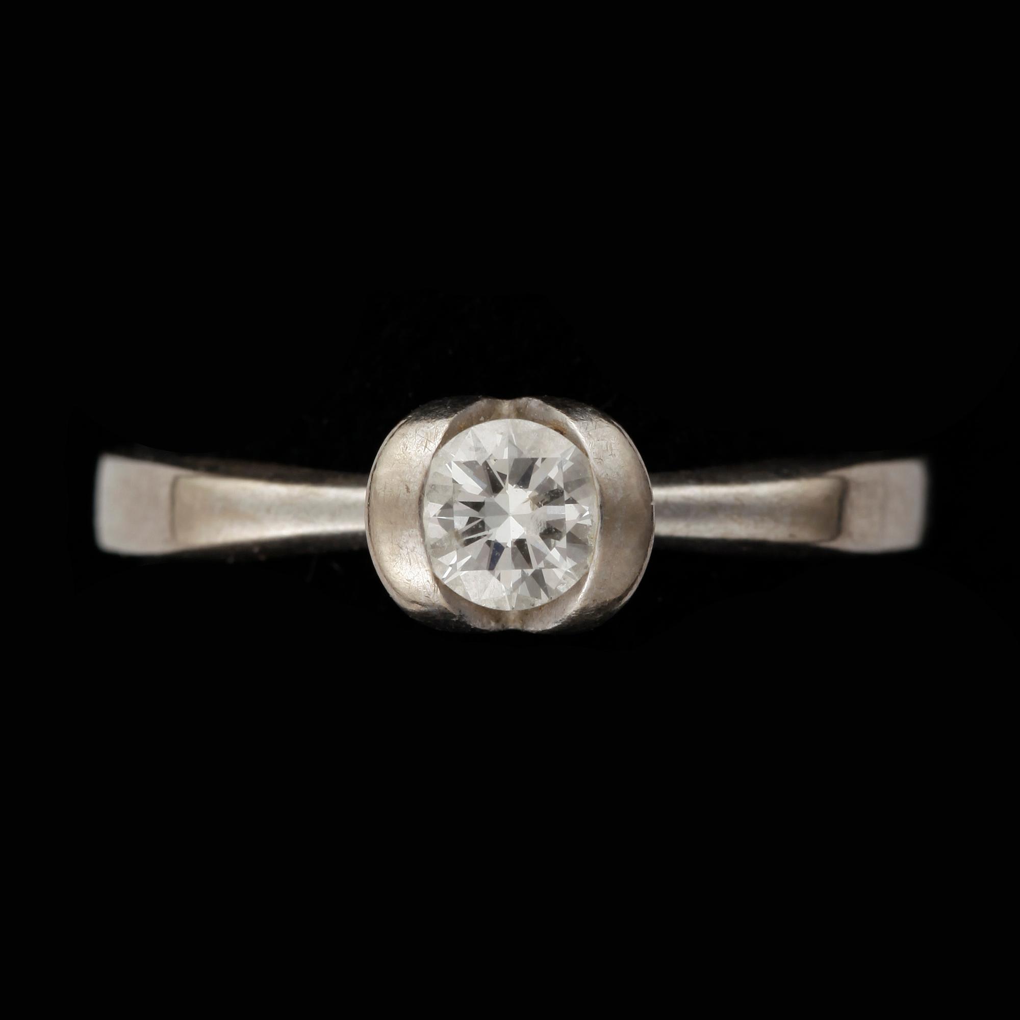 RING, 18 k vitguld, diamant enligt gravyr 0,29 ct, 1900-talets andra hälft. Vikt ca 4 g.