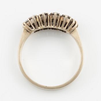 Ring 18K vitguld med briljantslipade diamanter.