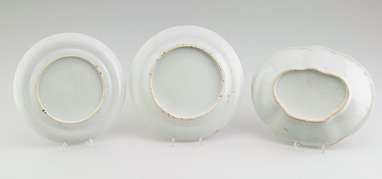 TALLRIKAR, 2 st samt SKÅLFAT, porslin, Kina, 1800-tal.