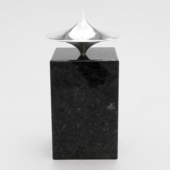 Pekka Piekäinen, veistos, anortosiitti ja hopea, leimattu 1999 Platinoro, Turku.