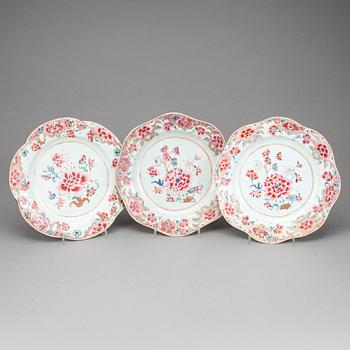 TALLRIKAR, 12 st snarlika, porslin, Qingdynastin Qianlong (1736-95).
