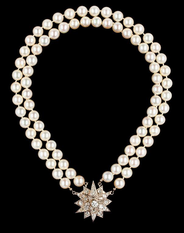 A cultured pearl necklace, app. 9,5 mm, antique cut diamond clasp, app. tot. 5.75 cts.