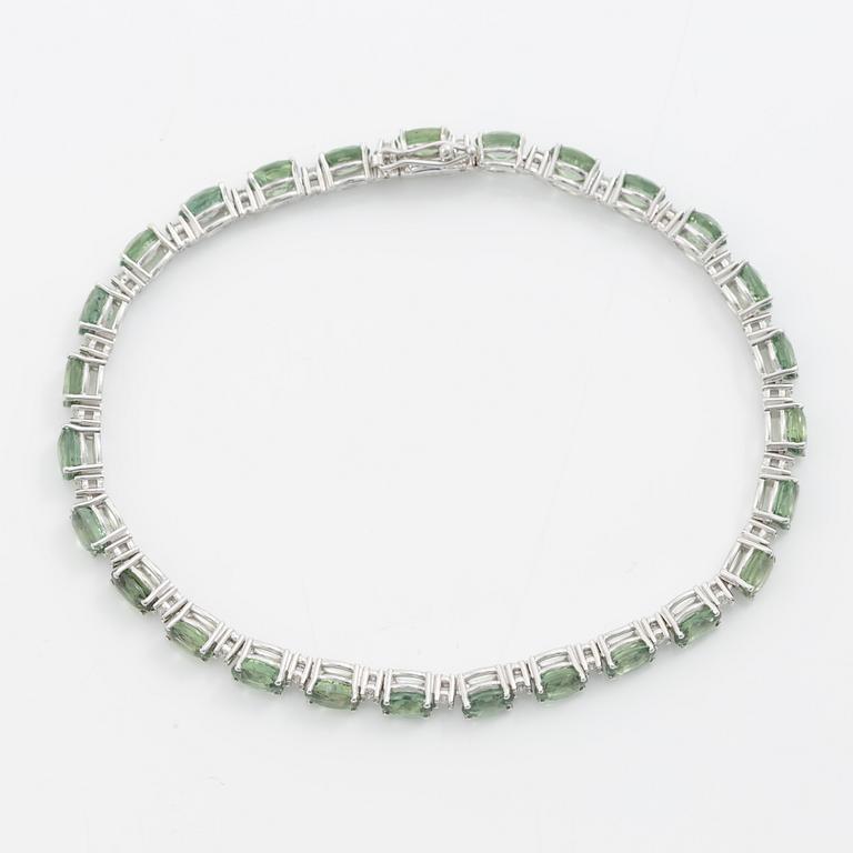 Bracelet 18K white gold with green sapphires and brilliant-cut diamonds.