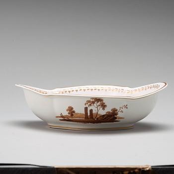 A Russian porcelain bowl, Popov porcelain manufactory, first half of 19th Century.