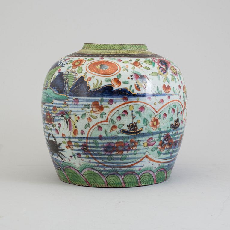 A blue and white and clobbered export porcelain jar, Qing dynasty, 19th century.