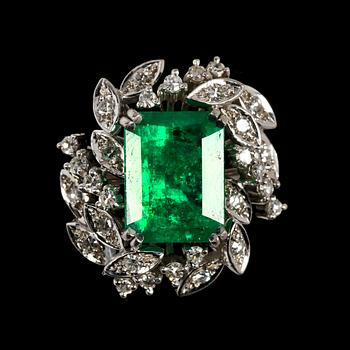 1142. RING, trappslipad smaragd med åttkantslipade diamanter, tot. ca 0.35 ct.