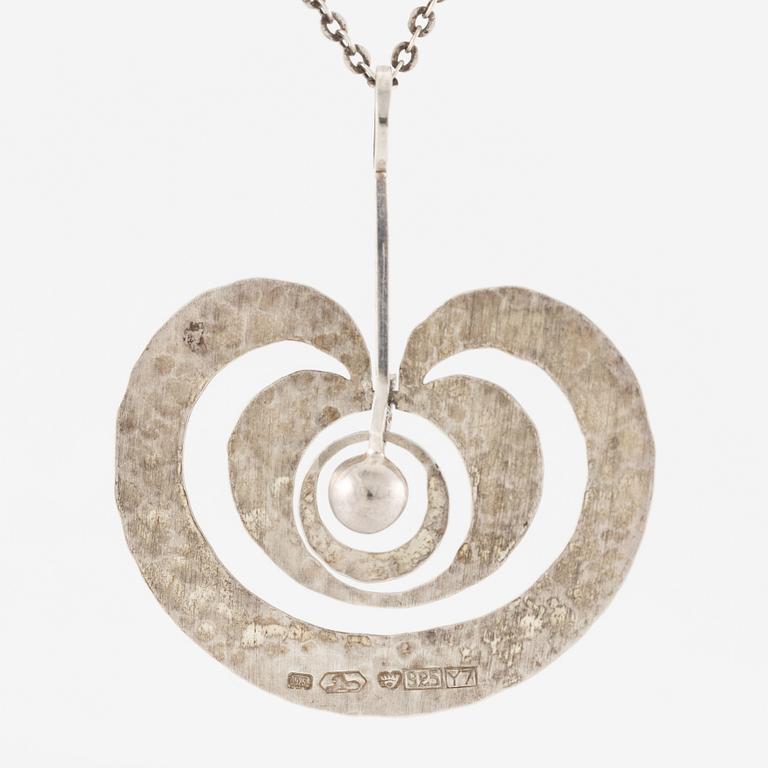 Tapio Wirkkala, hänge "Äpple", sterlingsilver, Kultakeskus, Tavastehus 1976, med kedja silver.
