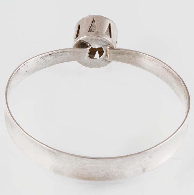 ARMRING, silver med fasettslipad bergkristall, Alton, 1967. Vikt 22,9 gram.