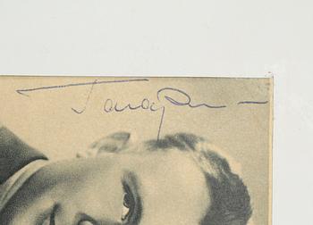 FOTO, föreställande Jurij Gagarin, med egenhändig autograf av Jurij Gagarin.
