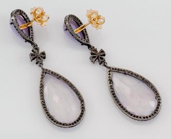 ÖRHÄNGEN, 1 par, silver, guld, diamanter totalt ca 1.00 ct och rosenkvarts.