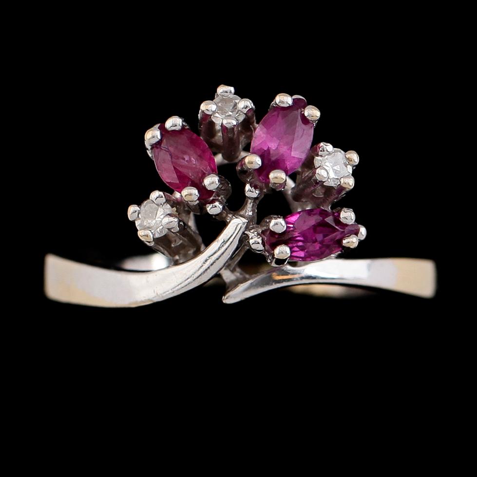 RING, 18K guld, rubiner och åttkantslipade diamanter tot ca 0.07 ct enligt gravyr. Total vikt ca 3 g.